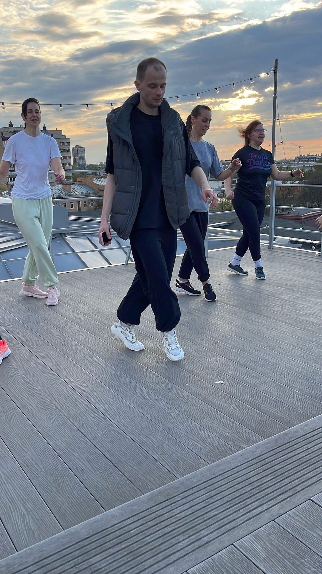 Cutting shapes shuffle на крыше